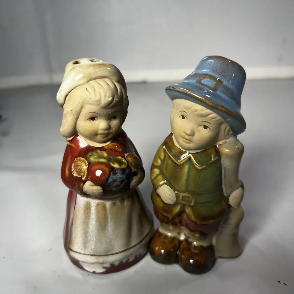 VTG Pilgrim Thanksgiving / Fall Salt Pepper Shakers -Glazed Stoneware Ceramic